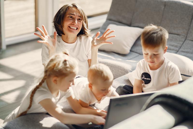 mother-going-mad-while-sitting-with-children-4017411.jpg